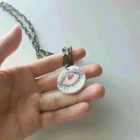 Horrific bloodshot eye with spider eyelashes ✦ goth black chain choker necklace - Picture 8 of 10